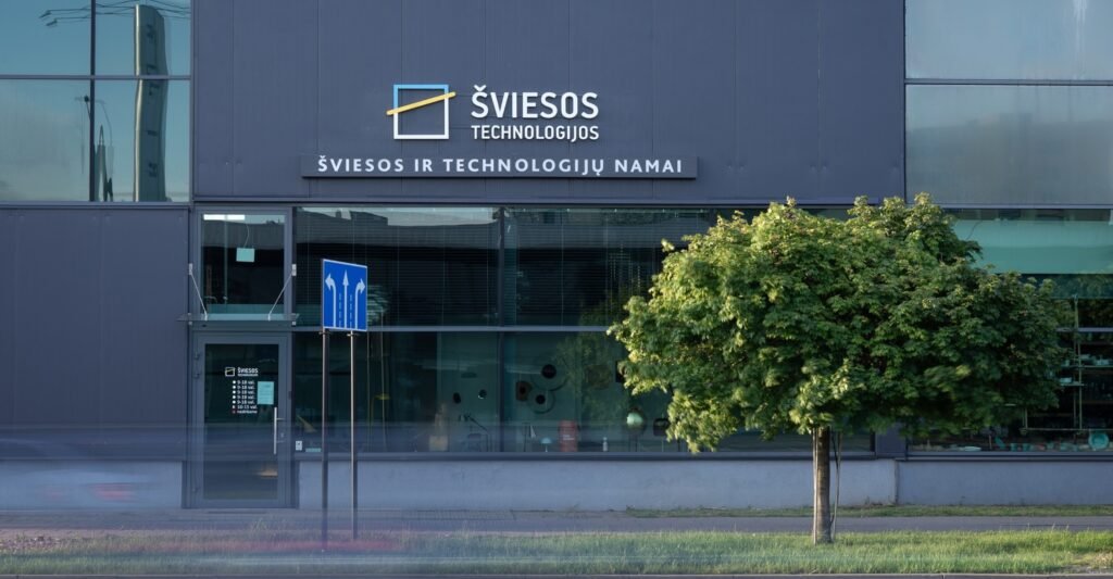 UAB „Šviesos technologijos“ salonas Vilniuje — pastato fasadas